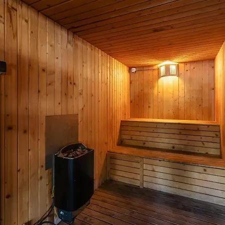 2 Bdr W/pool And Jacuzzi By Lovelystay