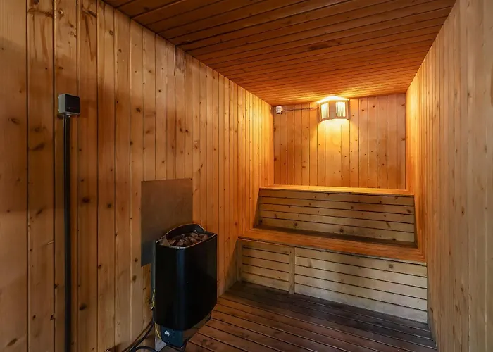 2 Bdr W/pool And Jacuzzi By Lovelystay